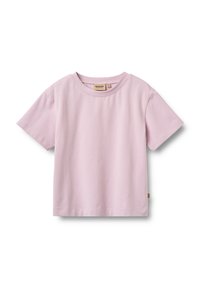 Ανοιχτόροζ βαμβακερό κοντομάνικο T-shirt με στρογγυλή λαιμόκοψη, πλαγιαστό σε λευκό φόντο, μικρό ετικέτα μάρκας ορατή κοντά στον γιακά και στη ραφή στο πλάι.
