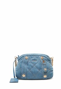 Denim Umhängetasche mit einem gesteppten Design, hellblauer Farbe, goldenen Hardware-Details und einem abnehmbaren Riemen. Markenlogo sichtbar.
