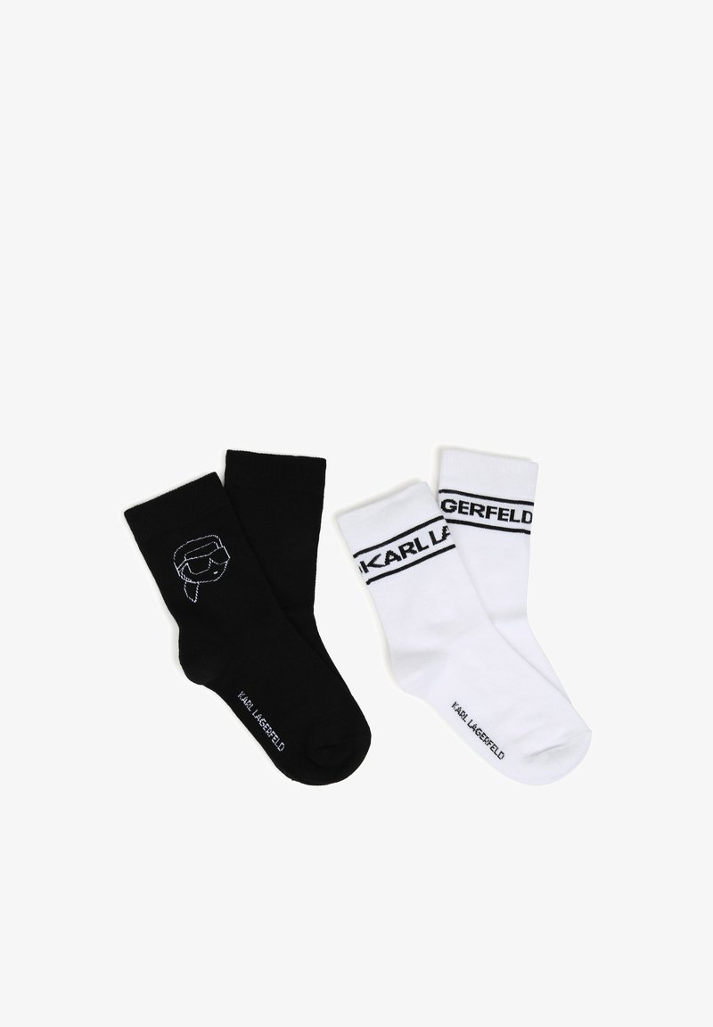Deux paires de chaussettes Karl Lagerfeld, une noire avec un logo blanc du visage de Karl, une blanche avec le texte "KARL LAGERFELD" en noir près du haut.