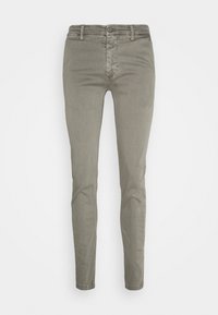 Pantalones de algodón de corte Slim-fit en verde oliva con una textura suave, bolsillos frontales y cierre de botón. Presenta un diseño clásico de cinco bolsillos.