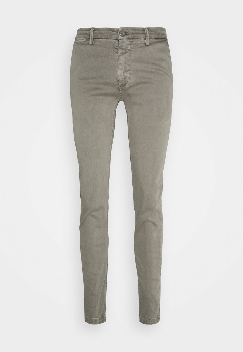 Pantalones de algodón de corte Slim-fit en verde oliva con una textura suave, bolsillos frontales y cierre de botón. Presenta un diseño clásico de cinco bolsillos.