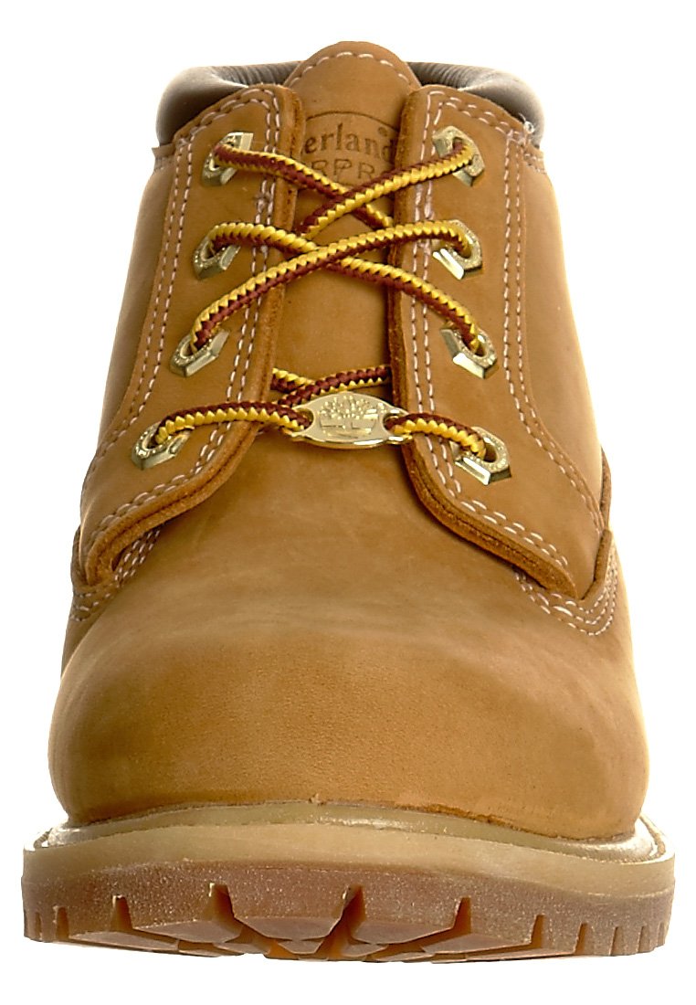 Bottine en cuir marron avec quincaillerie dorée, lacets jaunes et surpiqûres blanches. Bout arrondi et semelle en caoutchouc texturée avec un motif de traction.