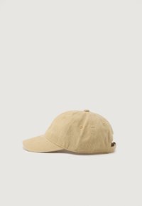 Gorra de béisbol de algodón en beige claro. Cuenta con un visor curvado, ojales para la transpiración y una correa ajustable en la parte posterior.