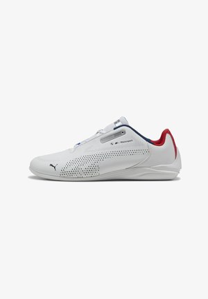 Witte hardloopschoen met een slank ontwerp, voorzien van geperforeerde details, zilverkleurige accenten, een rode hiel en een blauwe kraag. Lichtgewicht synthetisch materiaal.