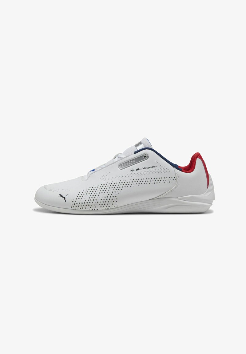 Scarpa da corsa bianca con un design elegante, caratterizzata da dettagli perforati, accenti argento, un tacco rosso e un colletto blu. Materiale sintetico leggero.