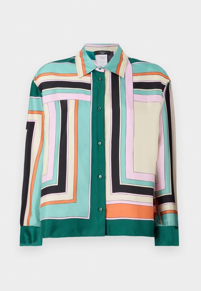 Camicia in satin con bottoni e motivo geometrico nei colori verde, rosa, nero, beige e arancione. Presenta colletto e maniche lunghe con polsini a bottone.