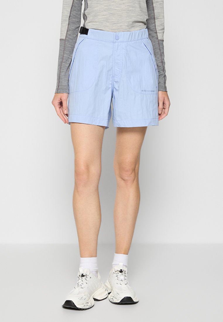 Lichtblauwe shorts van lichtgewicht stof, met twee zijzakken, een knoopsluiting aan de voorkant en een zwarte accent bij de tailleband.