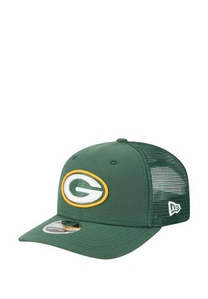 Casquette verte en tissu avec des côtés en maille, arborant un logo circulaire brodé en blanc et jaune à l'avant. Elle possède un visière incurvée.