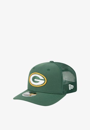 Cappello verde in tessuto con lati in rete, caratterizzato da un logo circolare ricamato in bianco e giallo sul fronte. Presenta una visiera curvata.