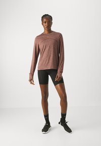 Nike Performance SWIFT TOP - Langærmet T-shirt - burgundy crush/smokey mauve/htr/(reflective silv)