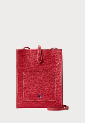 Rode leren schoudertas met een gestructureerde finish, voorzien van een voorvak en een blauw logo. Inclusief een dunne, verstelbare schouderriem.
