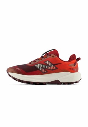 Rode en bordeaux atletische schoen met witte zool en groot gestreept letter N-logo aan de zijkant, op een witte achtergrond.