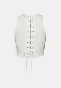 Top cropped branco featuring um detalhe de corda nas costa com ilhós de metal e um laço na barra, feito de um tecido ribbed elástico.