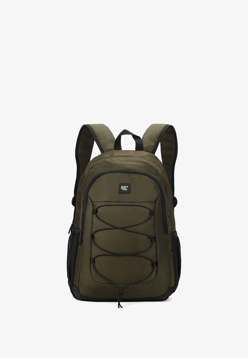 Zaino verde oliva con spallacci imbottiti. Presenta una tasca centrale con zip, tasche laterali in rete e un cordino elastico frontale per ulteriore spazio di stoccaggio.