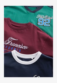 Ei valittu, blue green embroidery sports