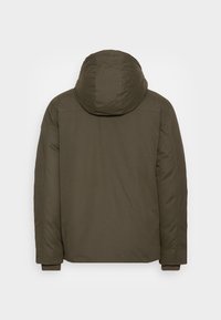 Chaqueta acolchada en verde oliva oscuro con capucha desmontable, tejido texturizado y puños elásticos. Diseño compacto sin adornos visibles.