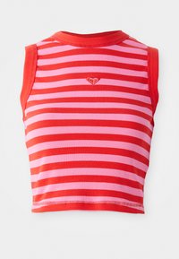 Top corto a righe rosse e rosa con una texture a coste, caratterizzato da un collo rotondo e un piccolo dettaglio a cuore ricamato al centro.