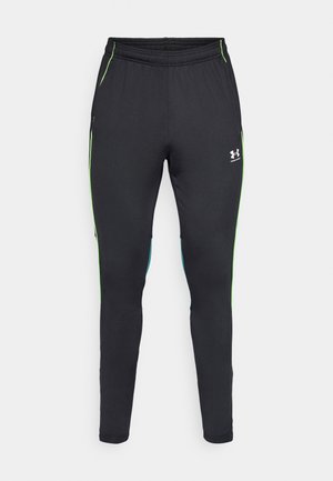 Schwarze Sporthose mit grünen und blauen Akzenten, einem elastischen Bund und Seitentaschen; hergestellt aus einem glatten, leichten Stoff.