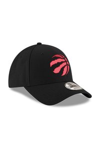 Crni bejzbolski šešir s ružičastim logom Toronto Raptorsa sprijeda. Dizajn uključuje zakrivljeni vizir i podesivu traku straga.