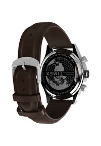Bracelet en cuir brun avec une quincaillerie en argent, boîtier en acier inoxydable et cadran noir arborant un design de carte du monde. Les inscriptions incluent "Timex" et des détails sur la résistance à l'eau.