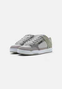 Globe TILT - Skeittikengät - triple grey