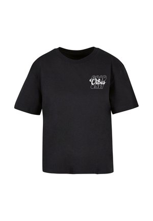 Schwarzes T-Shirt mit kurzen Ärmeln aus Baumwolle. Auf der linken Vorderseite befindet sich ein weißer Textaufdruck mit der Aufschrift "NUR GUTE VIBES". Gerader Schnitt.