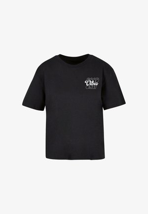 Sort T-shirt med kortærmer lavet af bomuld. Har en hvid tekstdesign med teksten "GOOD VIBES ONLY" på venstre forside. Lige pasform.