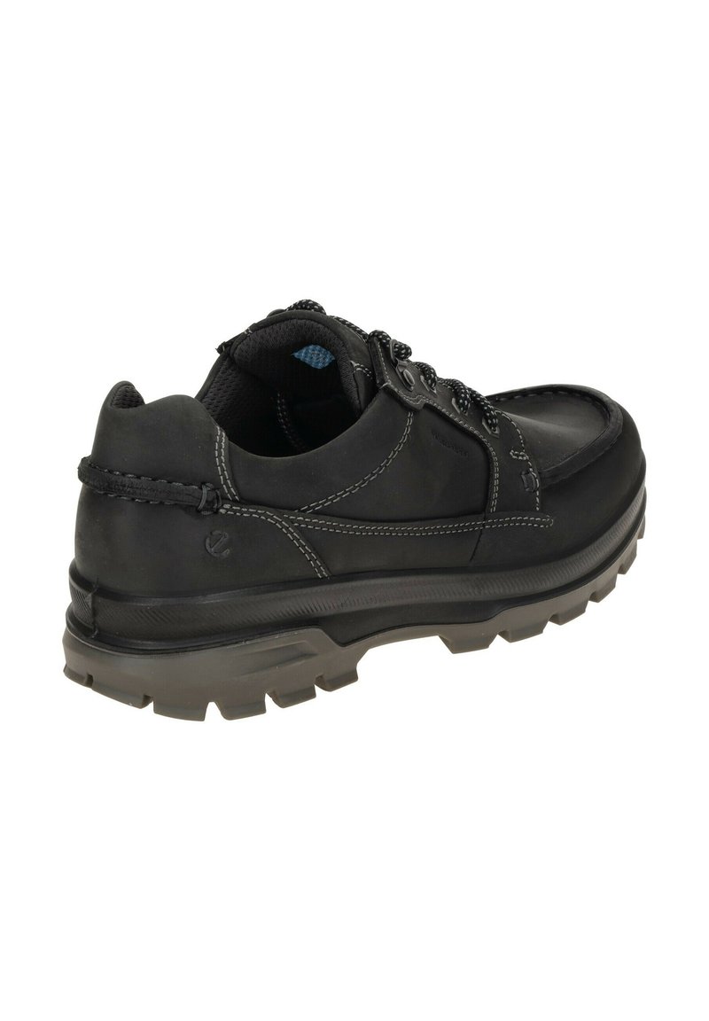 Czarna skórzana święta z teksturowaną powierzchnią, wyraźnymi detalami ściegów, wyściełanym kołnierzem i solidną gumową podeszwą. Kąt widzenia pokazuje tylny i boczny widok.