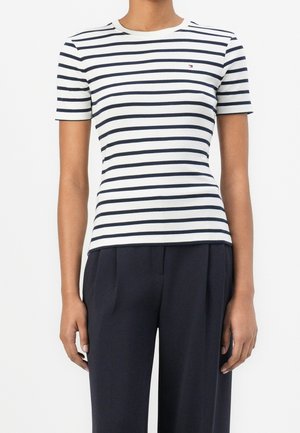 T-shirt à manches courtes rayé bleu marine et blanc, en coton doux, avec un col rond et un petit logo sur la poitrine.