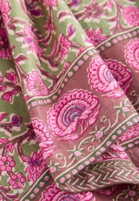 Vybráno, green pink floral border print