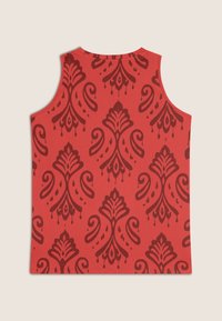 Top senza maniche rosso con un motivo damascato rosso scuro, caratterizzato da intricati motivi a spirale e accenti a forma di goccia su tutto il tessuto.