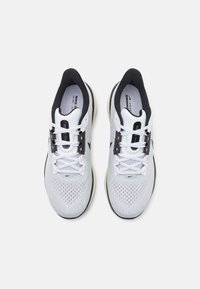 Nike Performance VOMERO - Scarpe da corsa su strada - white/black/pure platinum/vintage green/sail