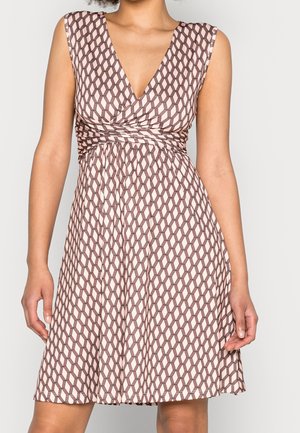 Vestido sin mangas hasta la rodilla con patrón geométrico de cubos en marrón y beige y escote en V, ceñido a la cintura con detalle fruncido.