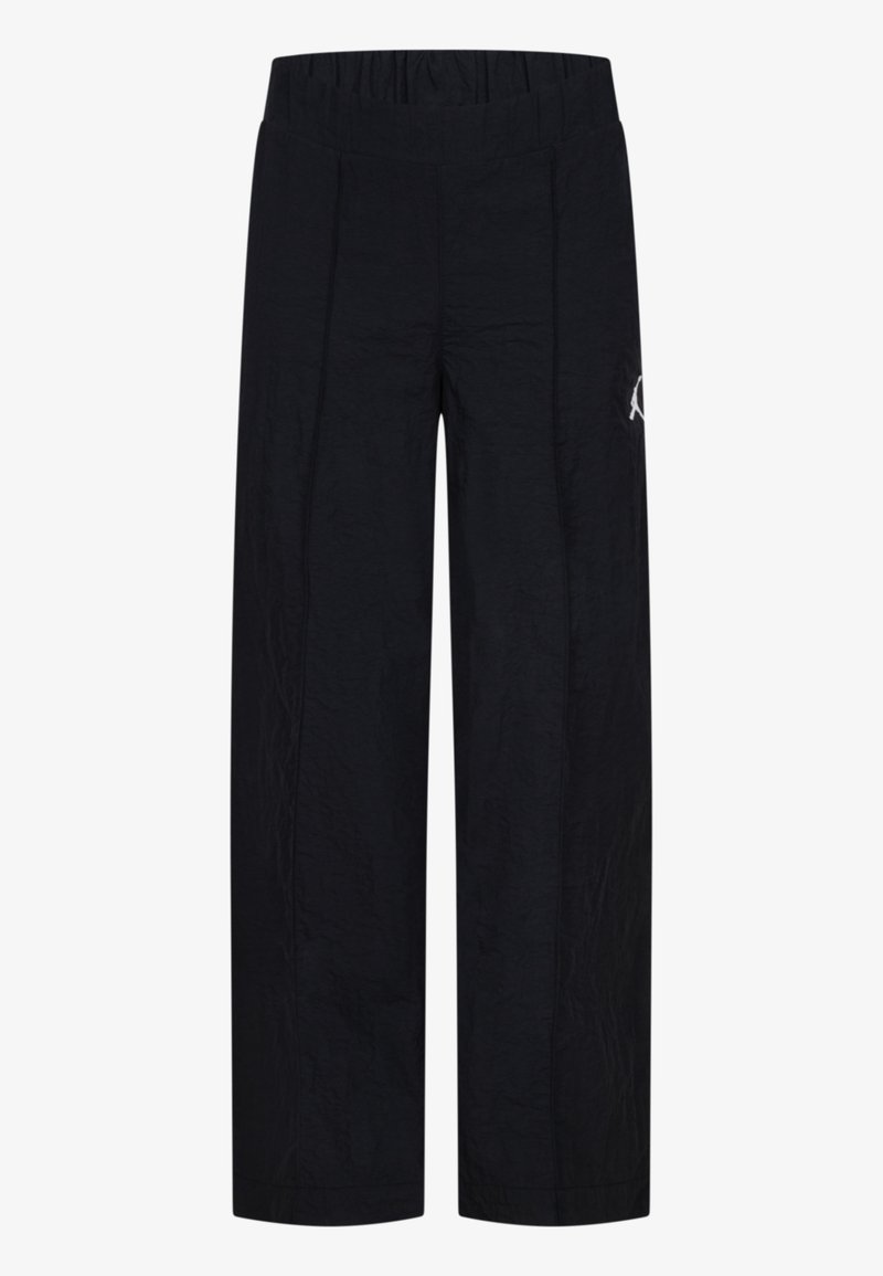 Pantaloni neri a gamba larga realizzati in tessuto testurizzato, dotati di una fascia elastica in vita e di un piccolo logo sul lato sinistro anteriore.