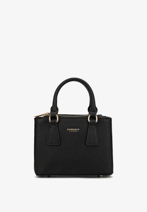 Sac à main synthétique noir avec une forme structurée, doté de deux poignées supérieures et d'une fermeture éclair dorée. Logo embouti à l'avant.