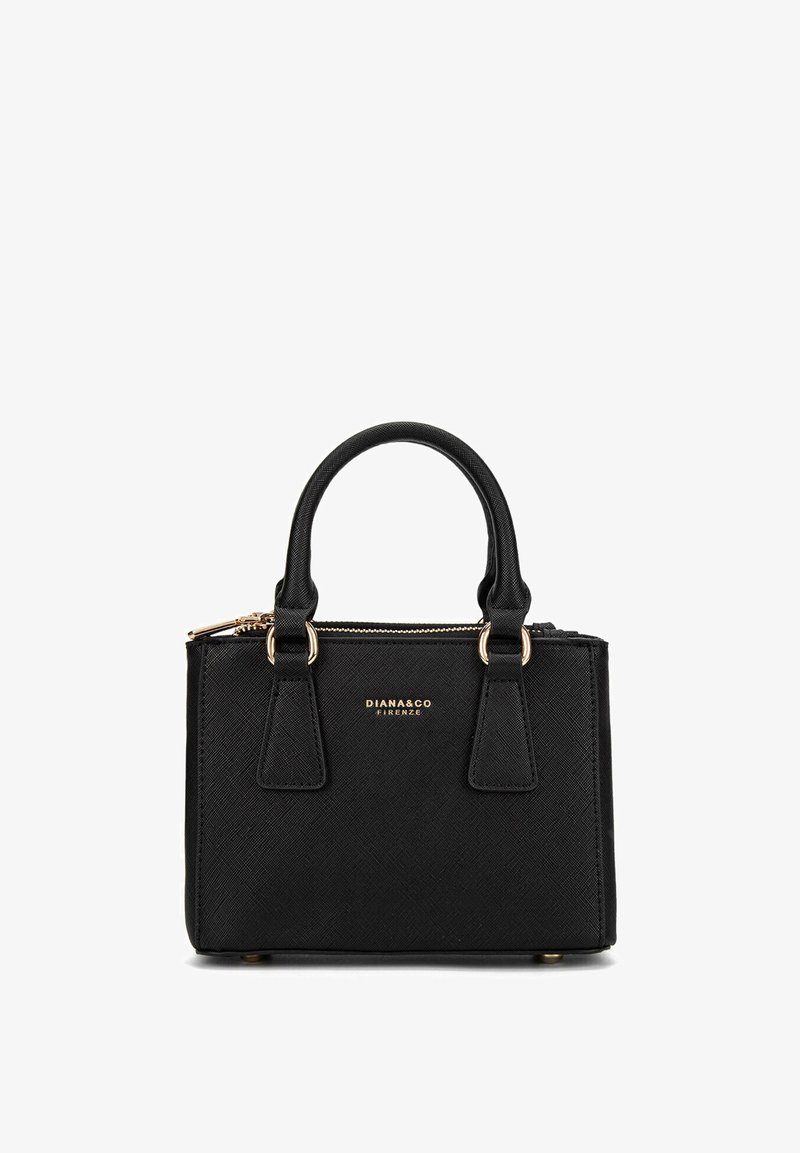 Borsa nera sintetica con una forma strutturata, dotata di due manici superiori e una chiusura con zip dorata. Logo impresso sulla parte anteriore.