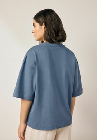 Blauwe oversized katoenen t-shirt met korte mouwen en een ronde hals, met een soepele textuur en een ontspannen pasvorm.