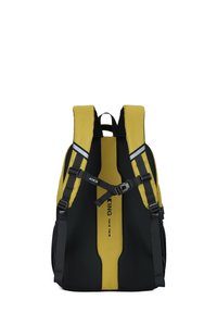 Sac à dos noir et jaune avec texture en maille, bretelles réglables, accents réfléchissants et logo à l'avant. Présente un design épuré et des couleurs bicolores.