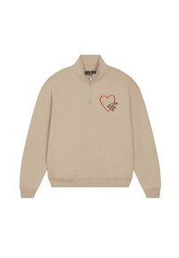 Felpa beige con collo a mezza zip. Presenta una grafica di un cuore rosso e schizzi di spille di sicurezza sul petto sinistro. Tessuto dalla consistenza morbida.