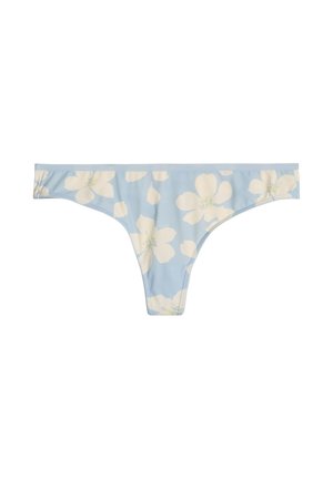 Hellblaue Tanga-Unterwäsche mit großem weißem Blumenmuster und dezenten gelben Details, dargestellt auf weißem Hintergrund.