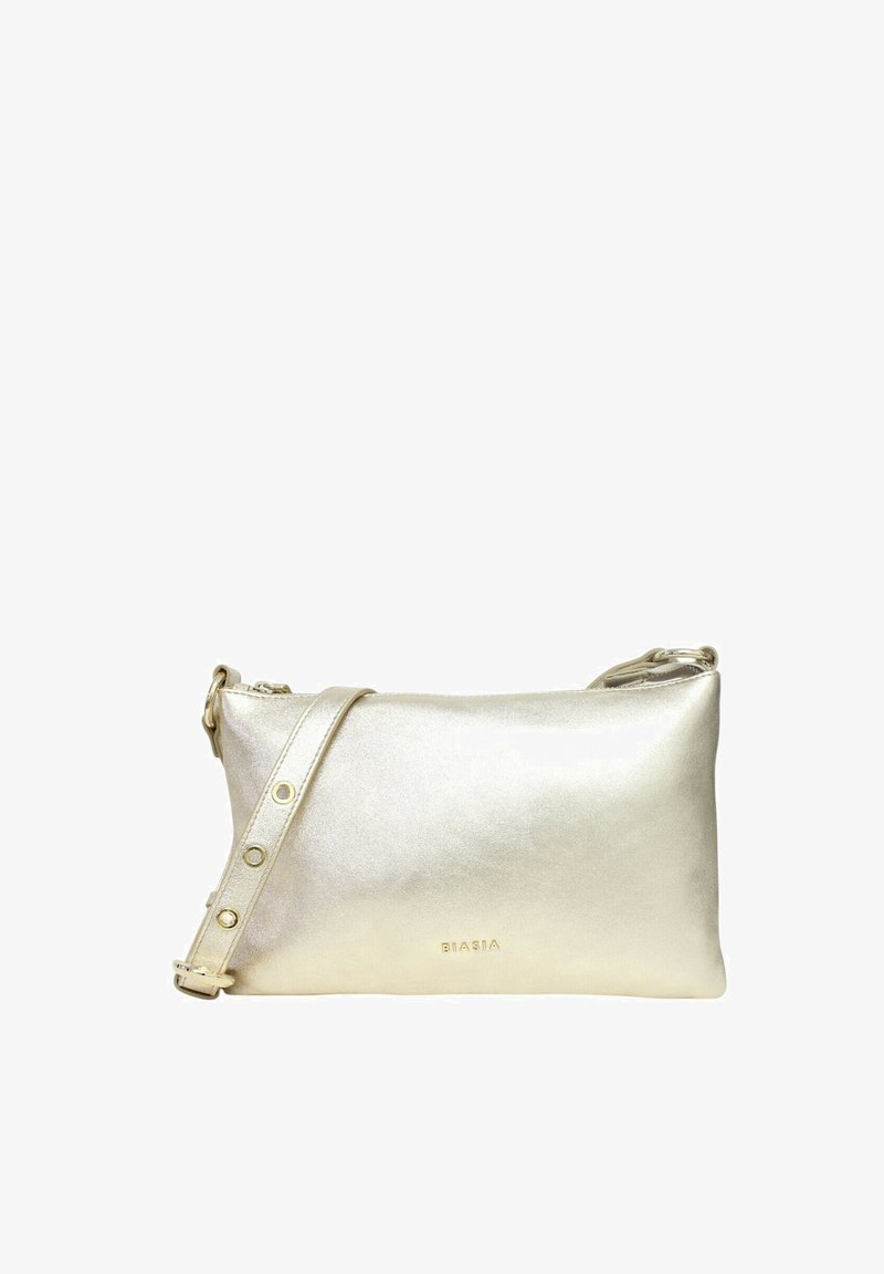 Bolso bandolera rectangular metálico dorado con correa ajustable y pequeño logo en relieve en el centro frontal.