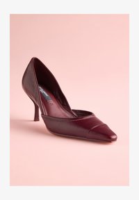 Vybráno, burgundy red leather