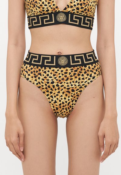Ensemble de bikini imprimé léopard avec décolleté plongeant, présentant une bande noire avec un motif de clé grecque dorée et un accent central du logo Méduse.