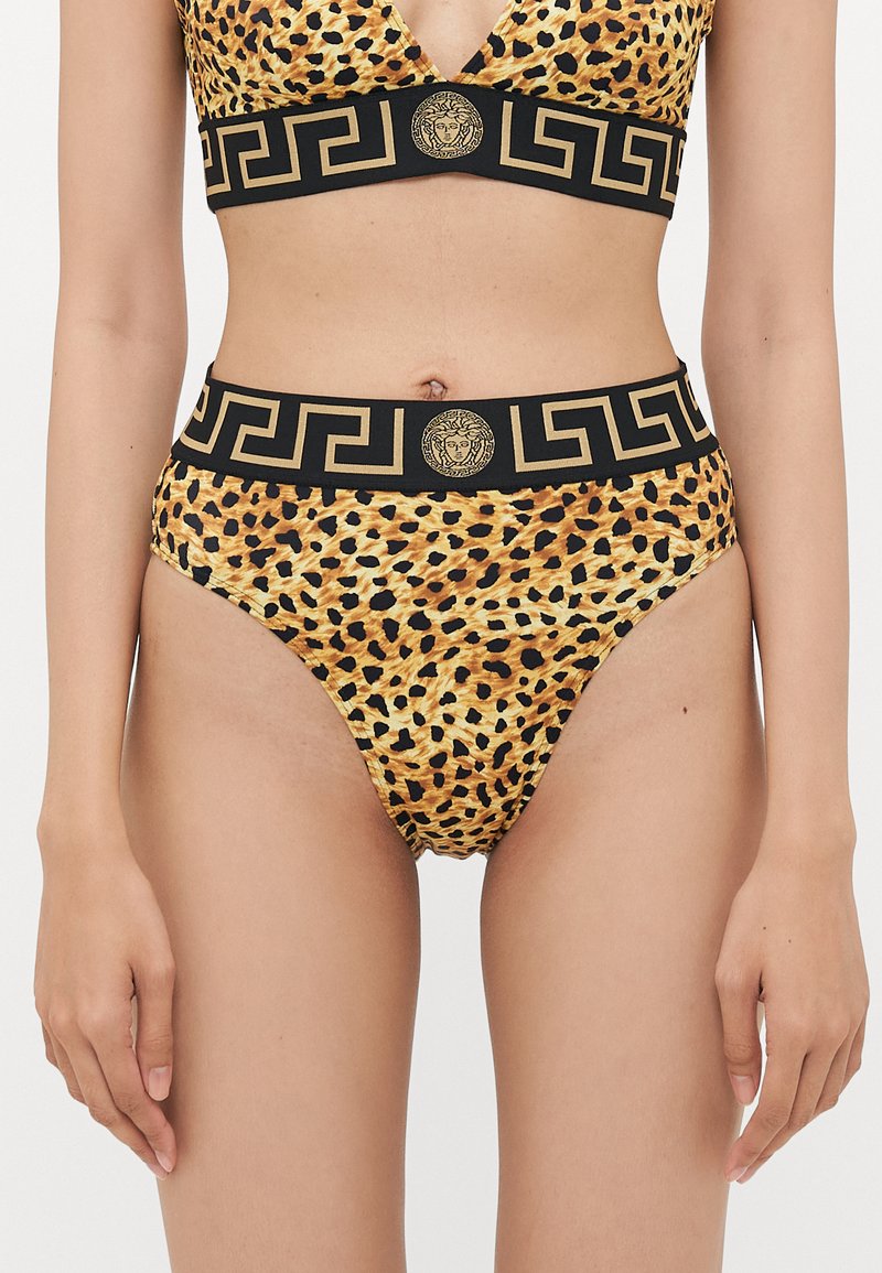 Pledēts leopardu raksta bikini komplekts ar dziļu dekoltē, ar melnu joslu ar zelta grieķu atslēgas rakstu un centrālo Medūzas logotipu.