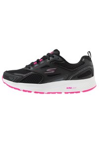 Czarne buty sportowe z oddychającej siateczki, różowymi akcentami, białą podeszwą środkową oznaczoną jako "ULTRA LIGHT" oraz teksturowaną czarną podeszwą zewnętrzną.