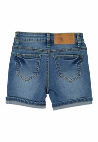 Siniset farkkushortsit keskitason pesussa, joissa on käännetty helma, kaksi takataskua ja ruskea nahkapaikka vyötäröllä, jossa on tekstiä.