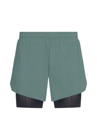Grüne Sportshorts mit einer leichten Außenschicht und schwarzen, enganliegenden Innenshorts, die eine glatte Textur und einen elastischen Bund besitzen.