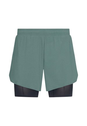 Zeleni atletski šortsi z lahkotno zunanja plastjo in črnimi prilegajočimi notranjimi šortsi, ki imajo gladko teksturo in elastičen pas.