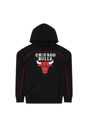 Sort hættejakke med røde detaljer, der har et stort Chicago Bulls-logo med et buldhoved på forsiden og en lomme foran.