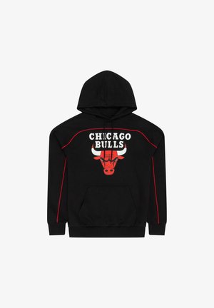 Schwarzer Hoodie mit roten Akzenten, versehen mit einem großen Chicago Bulls-Logo mit einem Stierkopf auf der Vorderseite und einer Fronttasche.